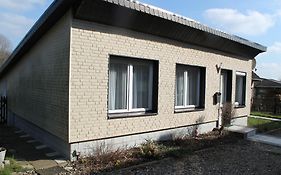 Spacious Bunglow near Sea in Grundshagen